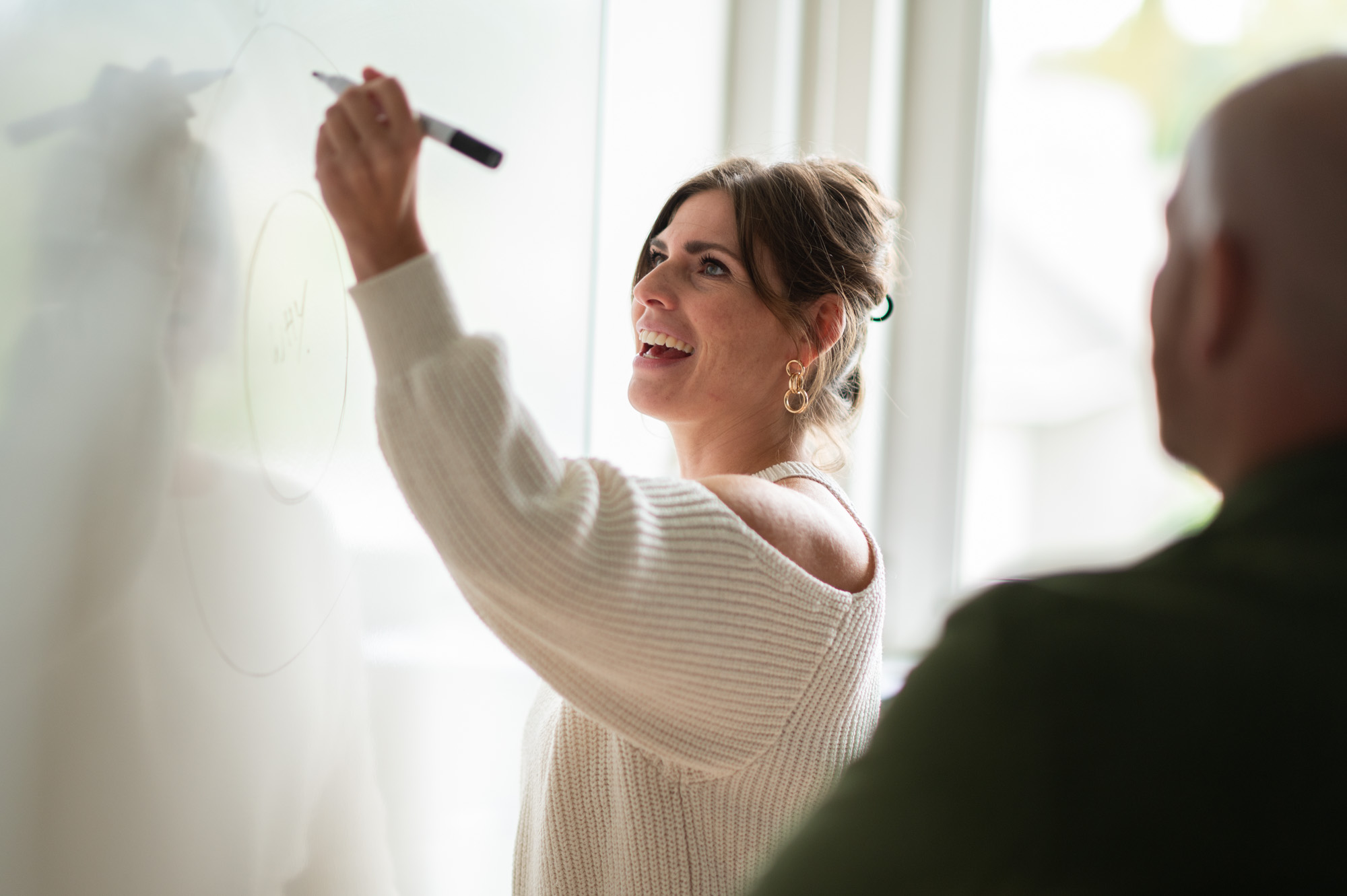 Trainer schrijft op een whiteboard tijdens de opleiding