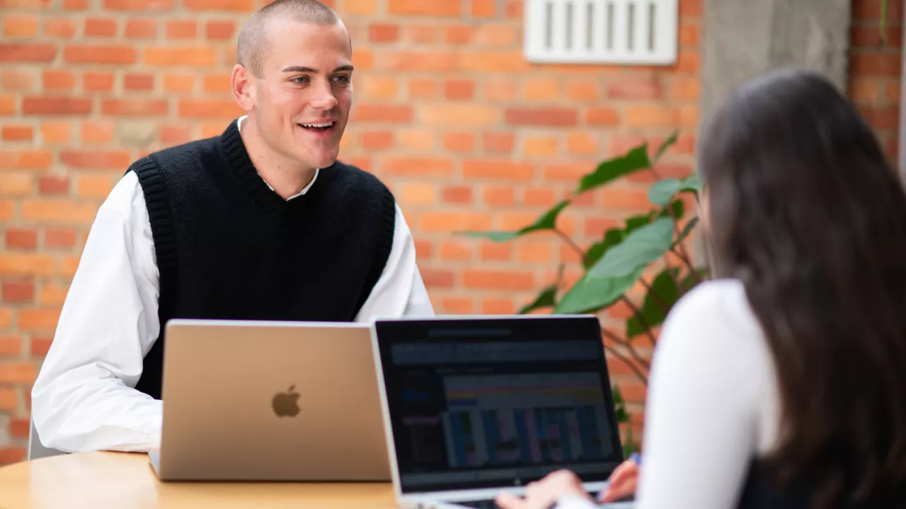 Herobeeld Yanou en Nazife