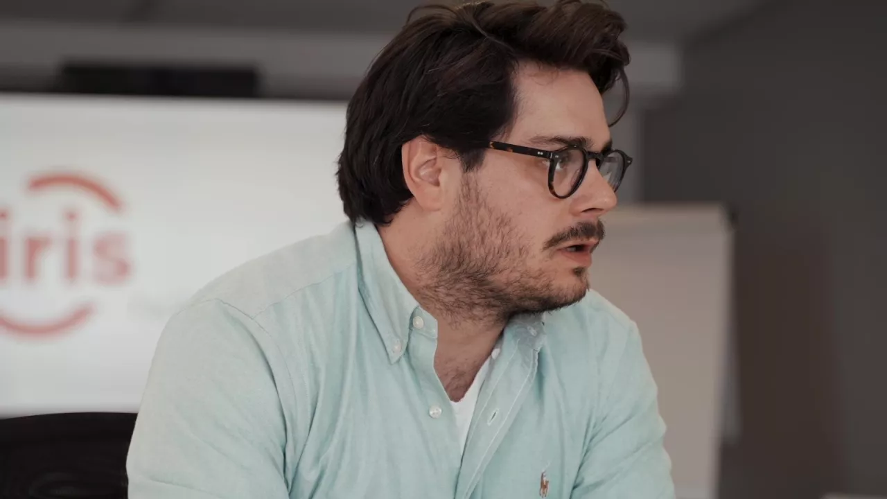 Matthijs Minke van IRIS Group tijdens zijn getuigenis over de Sales Academy