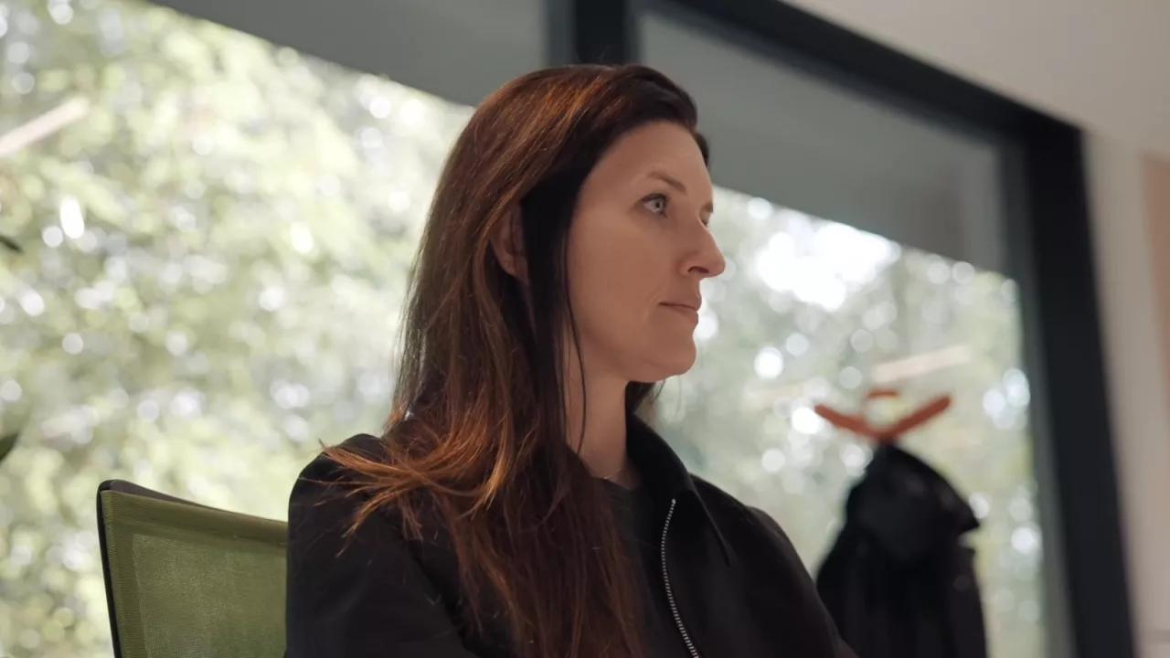 Naomi Hoornaert van Lansweeper tijdens haar getuigenis over outplacement