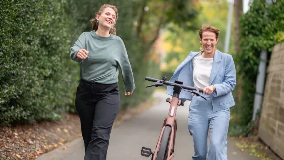 Ruth en Marieke buiten